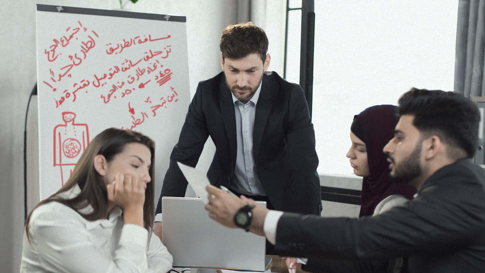 صورة موظفون يعقدون اجتماعاً طارئاً للتباحث في مستجدات الوجبة التي طلبوها منذ ساعة