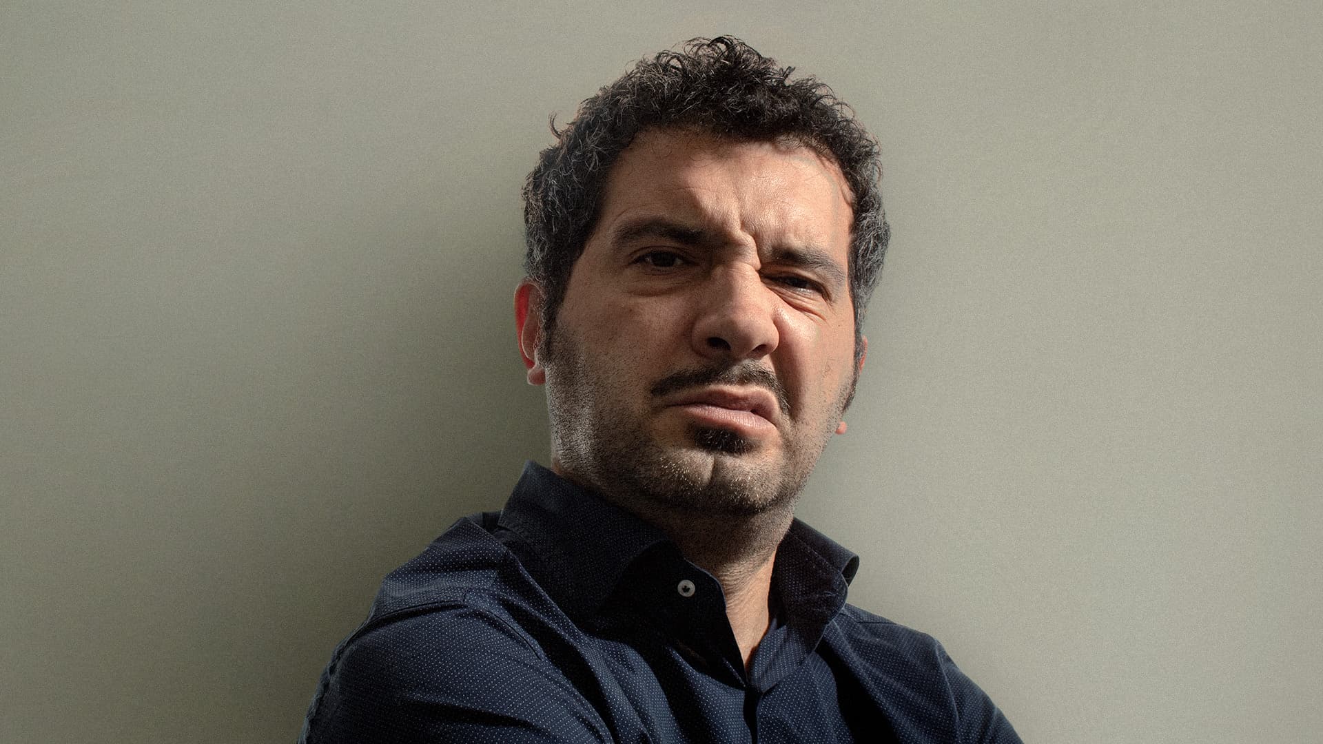 صورة رجل يؤكد أنَّ كبت المشاعر يساهم في بناء طبقات أسمك من العضلات
