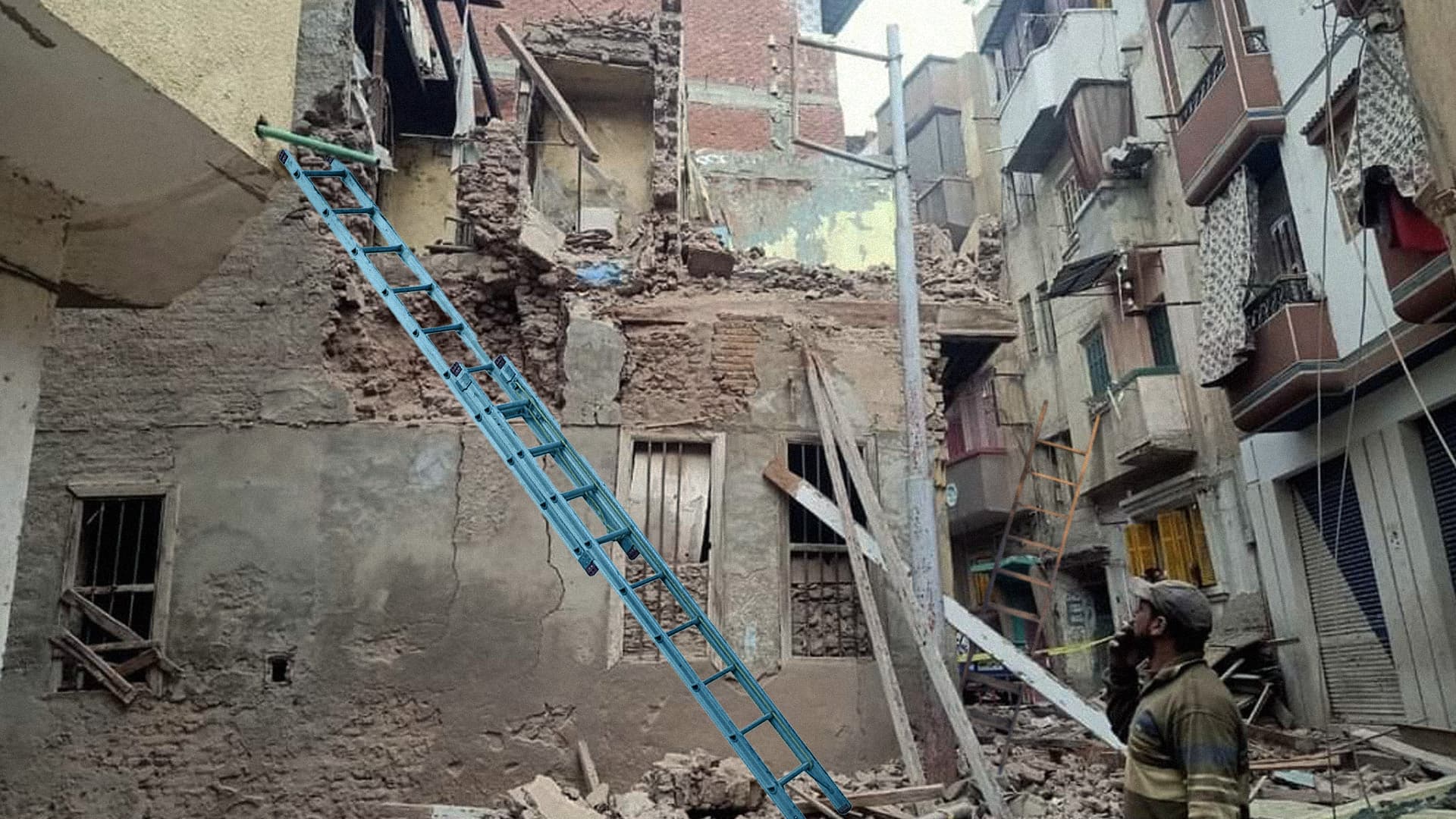 صورة الإسكان المصرية تلزم المقاولين بوضع سلالم متينة عند بناء مباني مخالفة ليتسنّى لسكانها الهروب عند الانهيار
