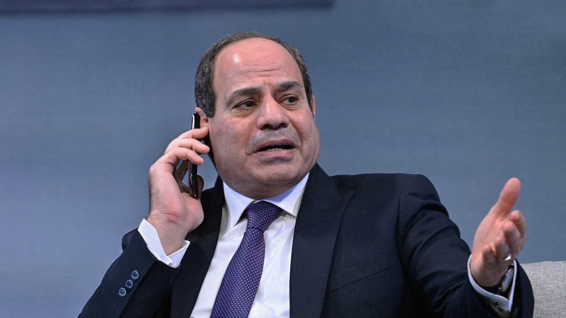 صورة السيسي يدعو السلطات الأميركية لتفقد الجيب الأيمن للسيناتور مينينديز وإعادة الخمسين دولاراً التي فيه
