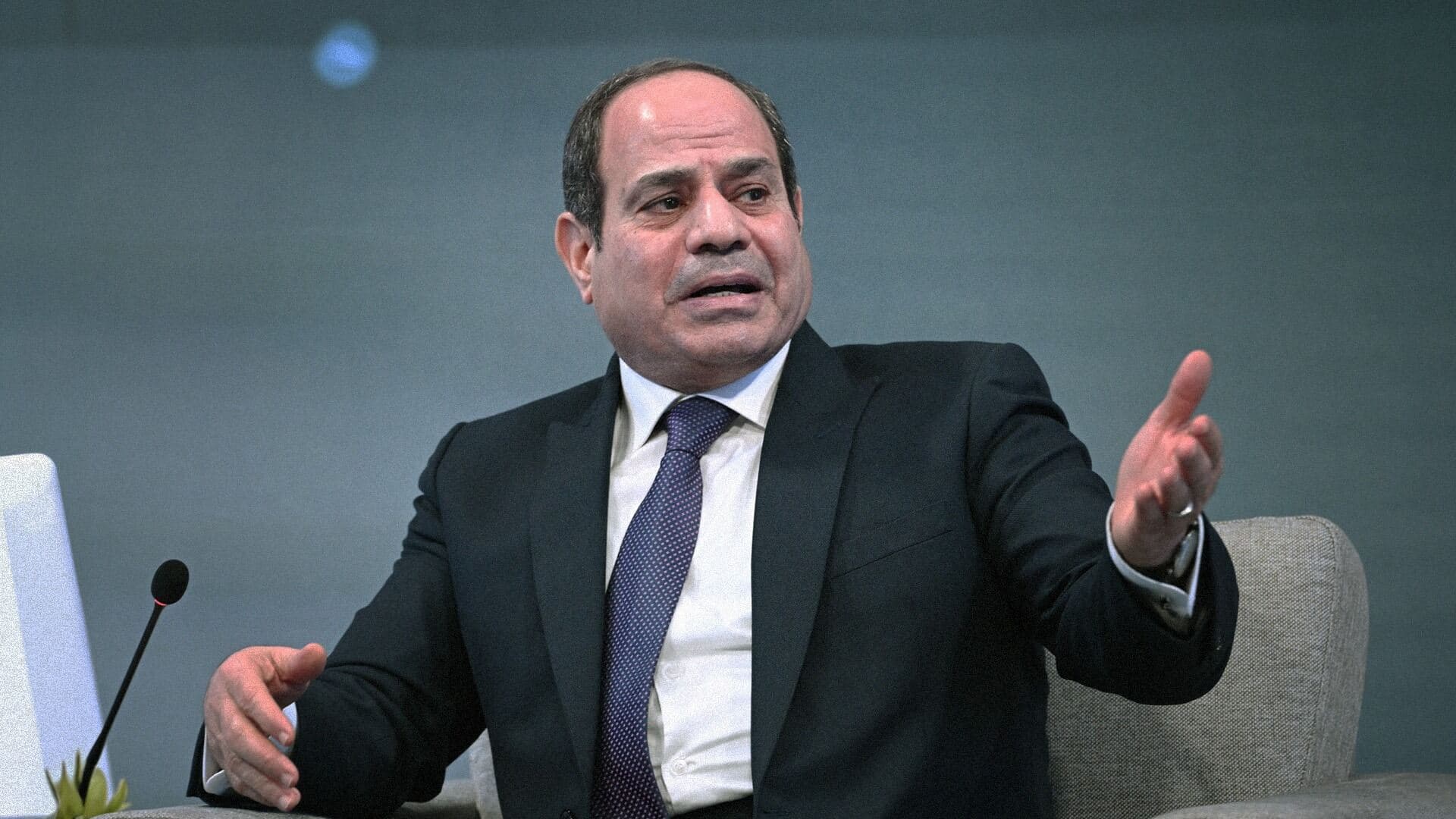 صورة السيسي يؤكد أن معبر رفح مفتوح من الجانب المصري ولكن سائقي الشاحنات رفضوا دفع ٩٠٠٠ دولار