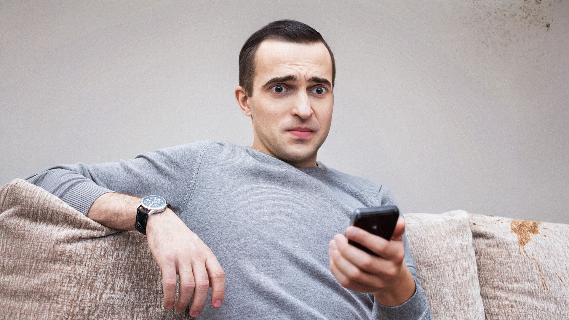 صورة شاب يضطر لقضاء حاجته في مكانه أثناء انتظار شحن هاتفه ليأخذه إلى الحمّام