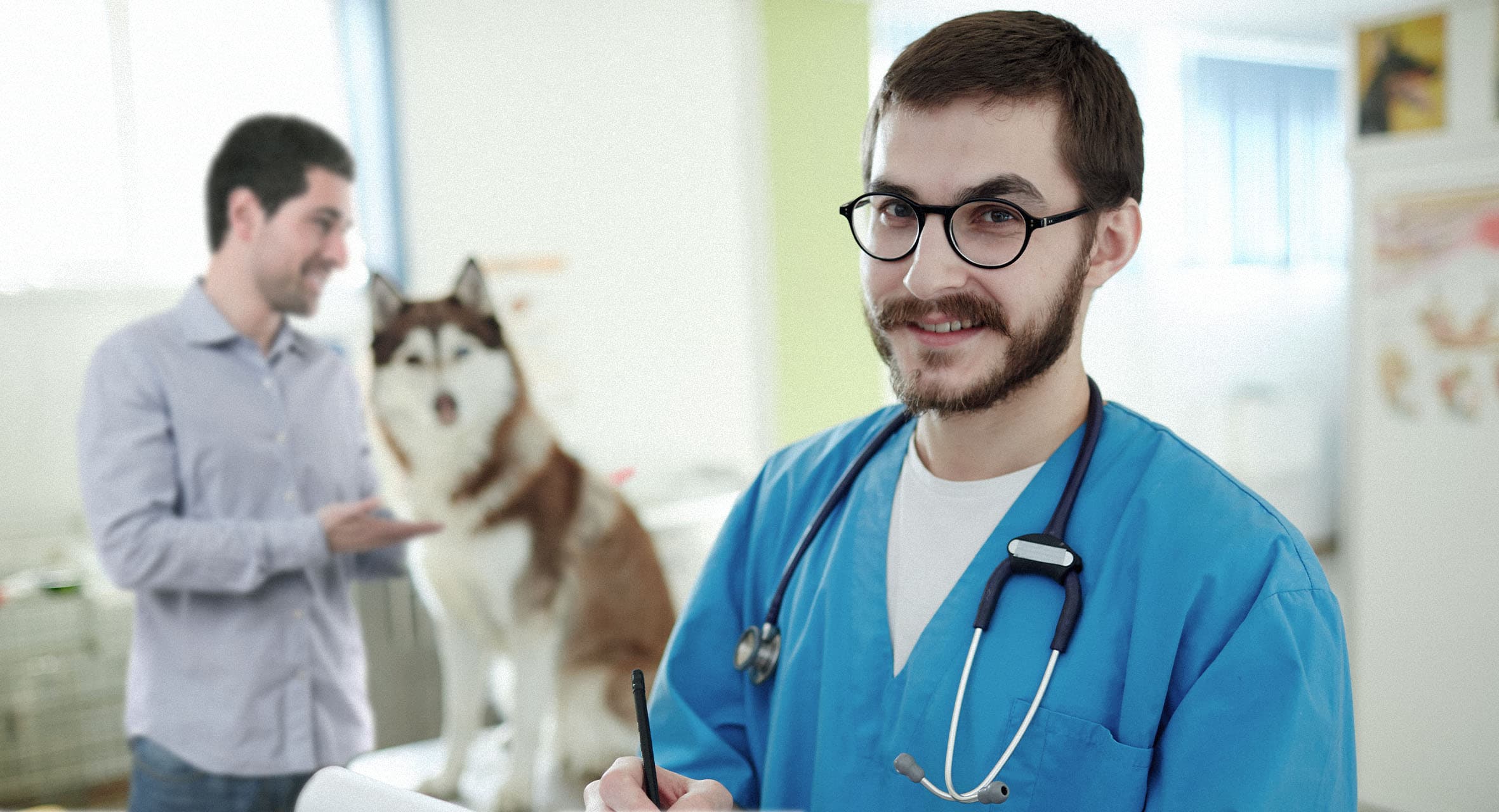 صورة طبيب بيطري يُثبت أنّه لا يقل شأناً عن الأطباء البشريين وبإمكانه الاتجار بالأرواح