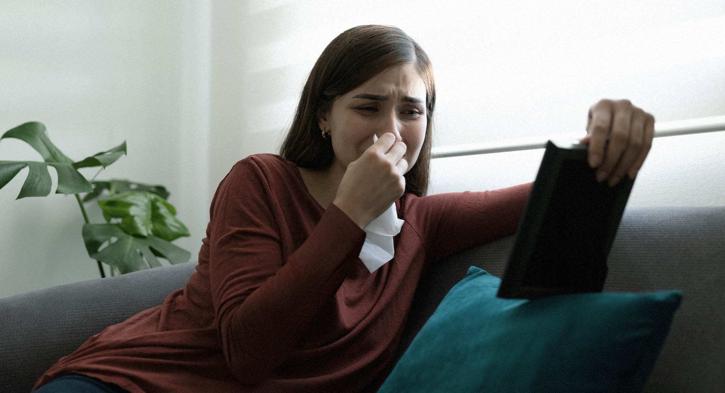صورة فتاة تعود إلى بيتها متأخرة أمام جميع الجيران لتفوتها فرصة الزواج من حمودة ابن أم حمودة