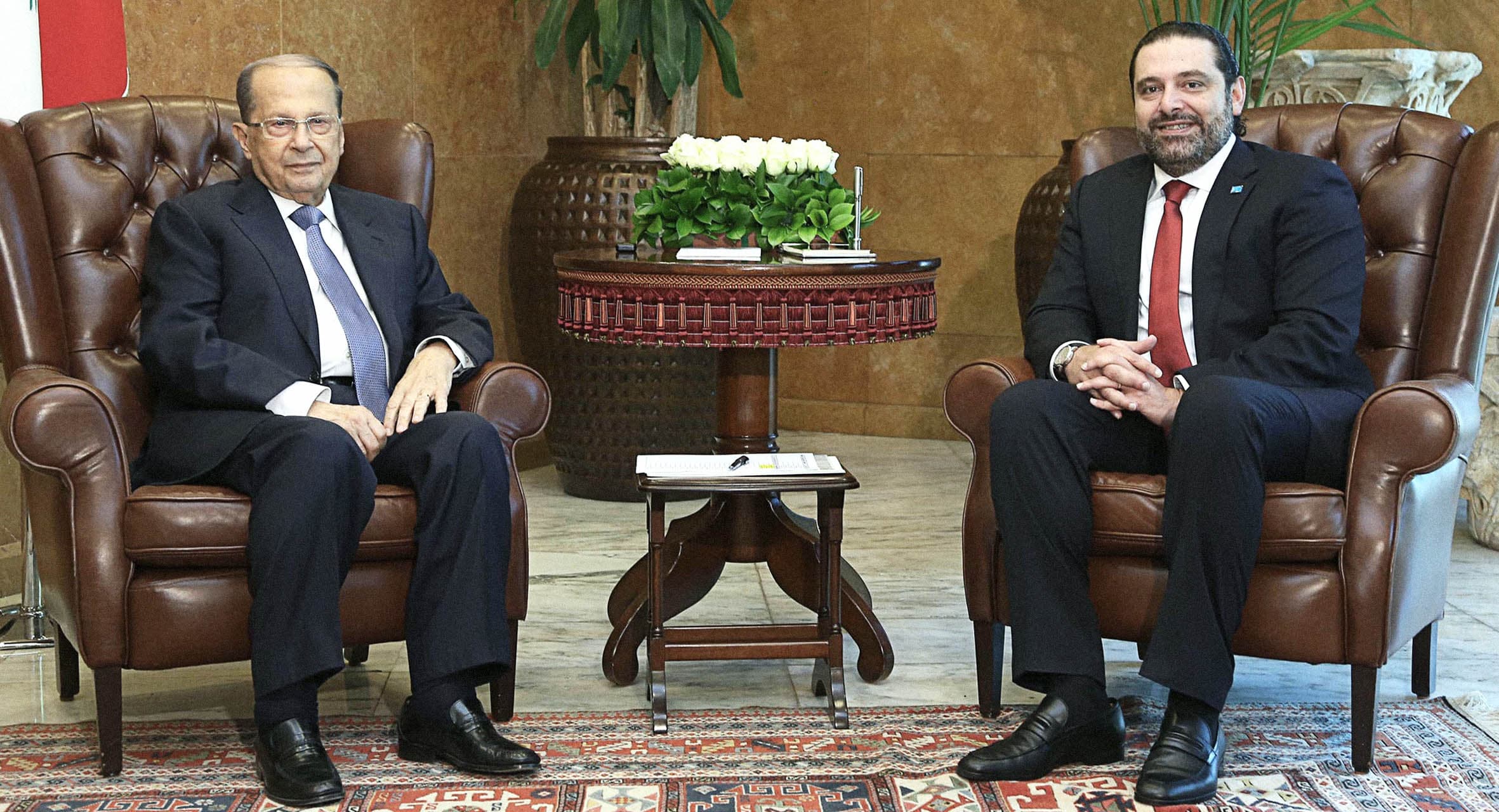 صورة الحريري وعون يدرسان تشكيل حكومة كفاءات، وحلِّها بعد زيارة ماكرون واستلام المساعدات منه