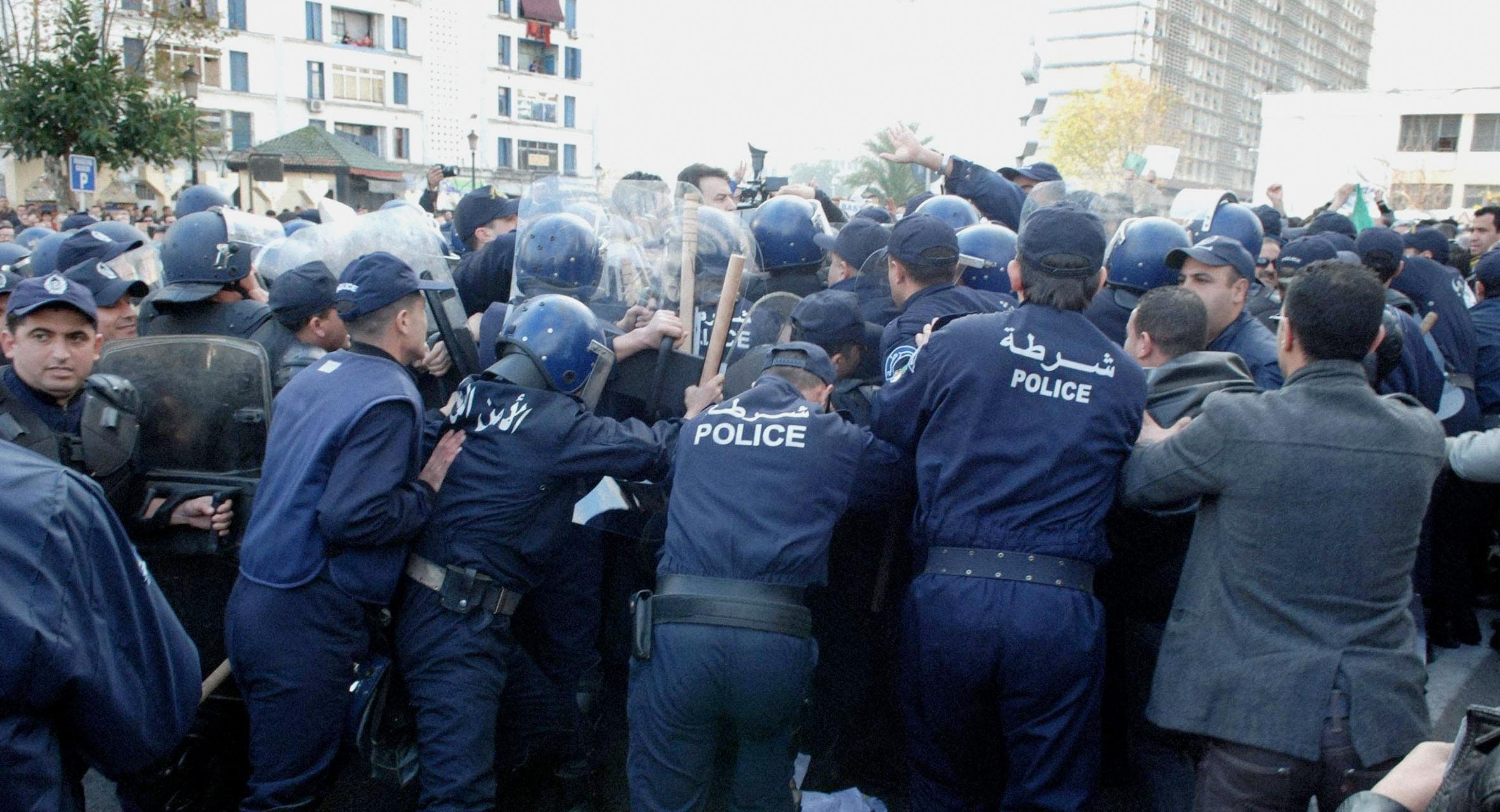 صورة السلطات الجزائرية تؤكد انتهاء “الحراك المبارك” وعودة الحياة والاعتقالات إلى طبيعتها