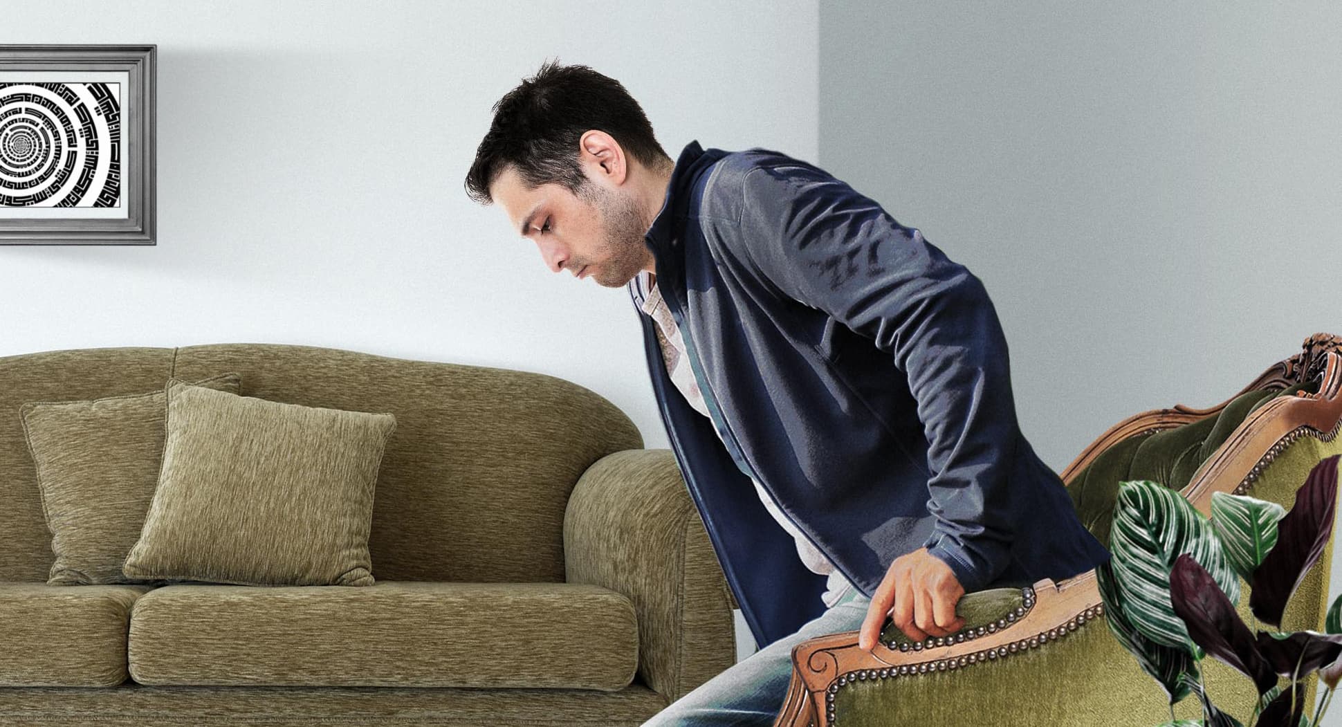 صورة شاب يمشي لآخر الغرفة، ثم يعود إلى كرسيه