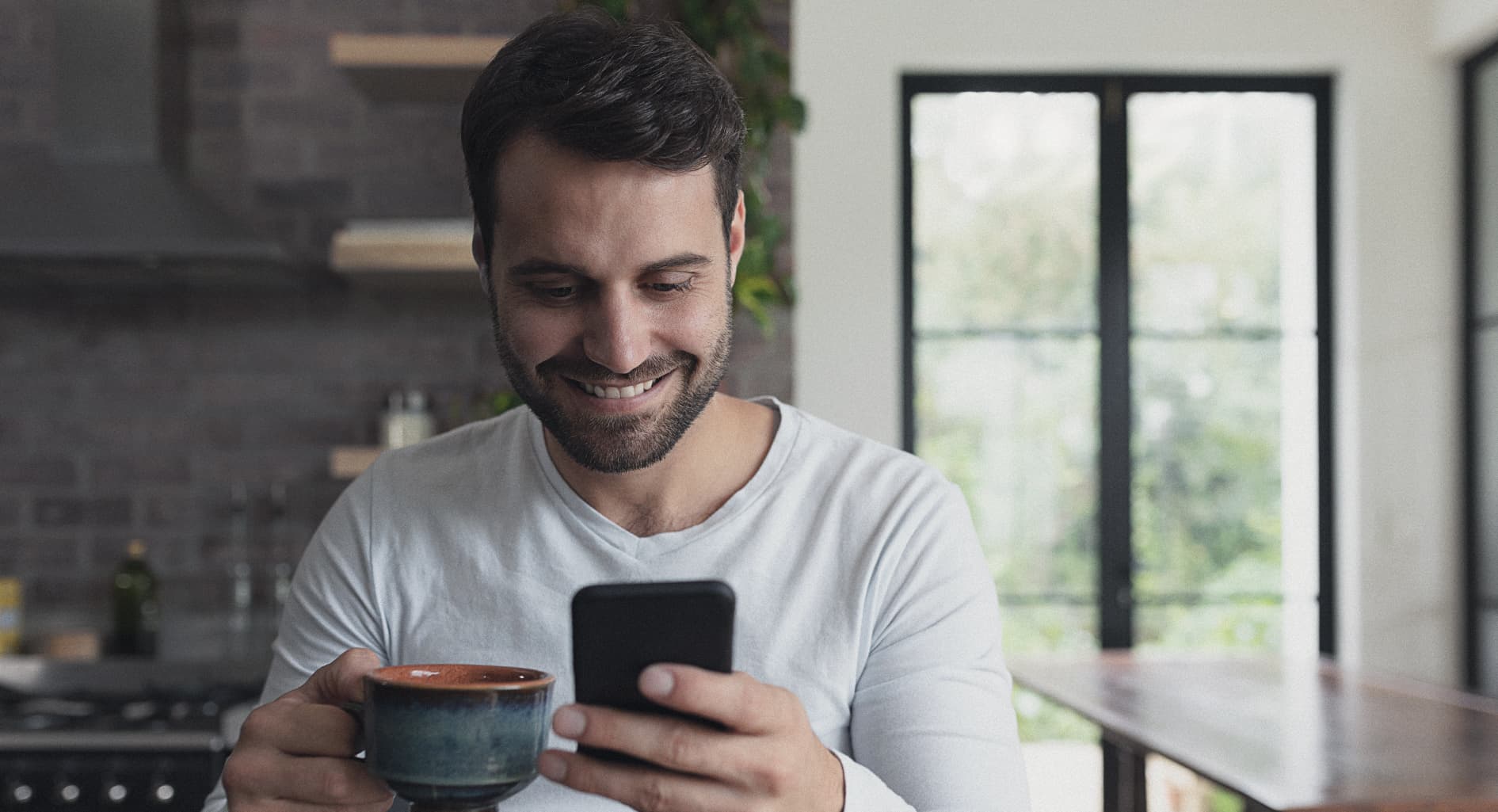 صورة شاب يستمتع باستخدام فيسبوك مجدداً بعدما ألغى متابعة كل الأصدقاء