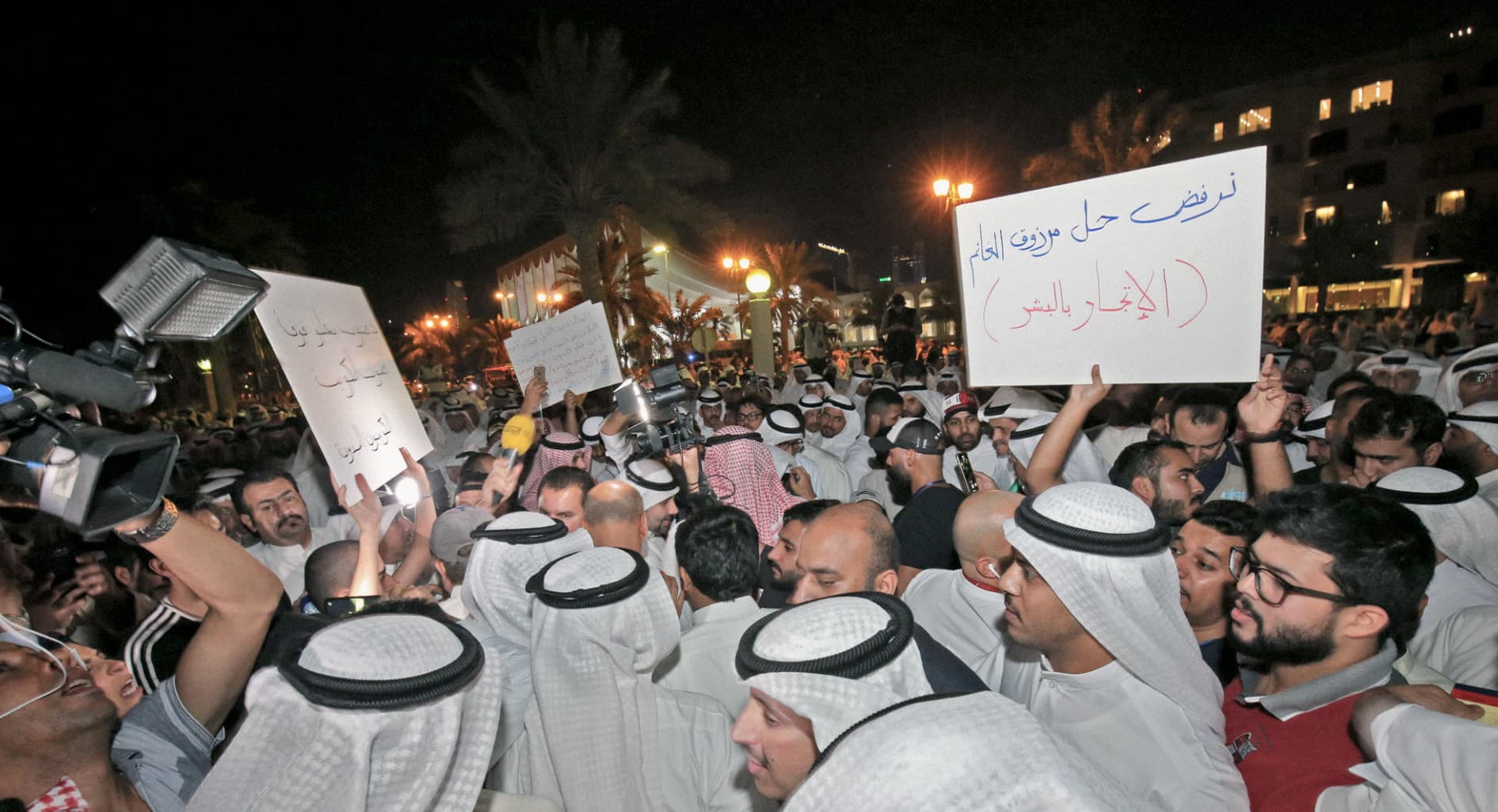 صورة السلطات الكويتية تُحقِّق مع مسؤولين بتهم فساد بعد سماحهم لمواطنين بالتظاهر ضدَّ الفساد