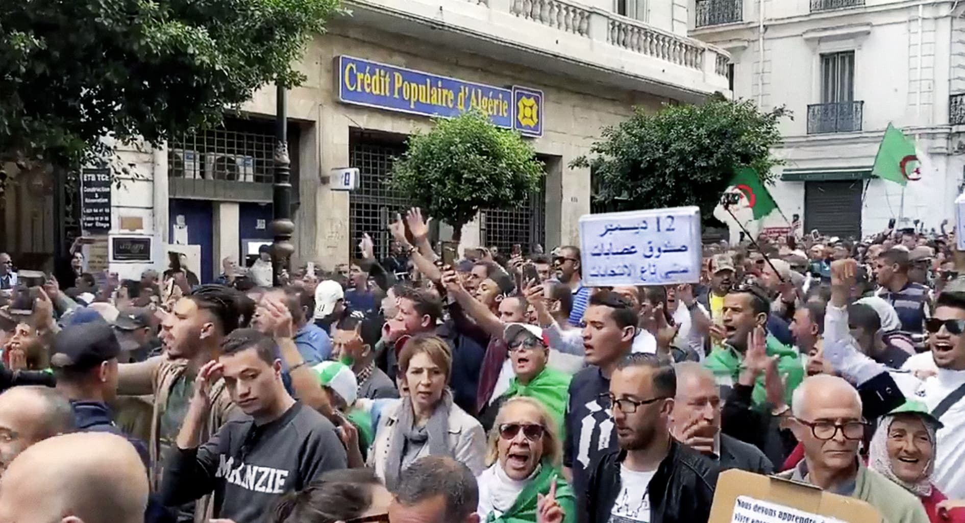 صورة قايد صالح يطمئن الجزائريين بأنّ الانتخابات الحرة الديمقراطية ستُجرى بموعدها رغماً عنهم