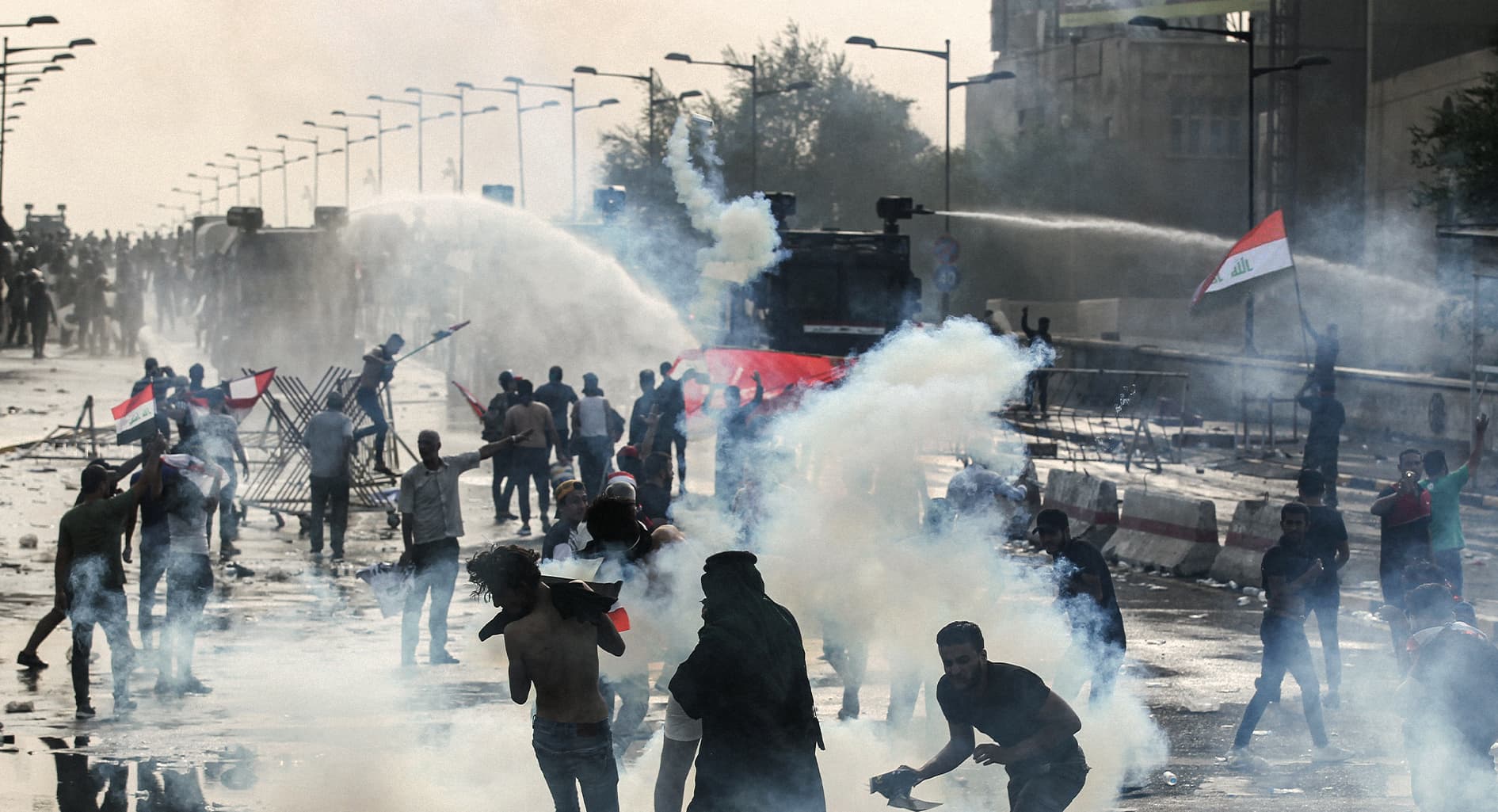 صورة الحكومة العراقية تعرِض على المتظاهرين العاطلين عن العمل توظيفهم في الأمن ليفضُّوا باقي الاحتجاجات