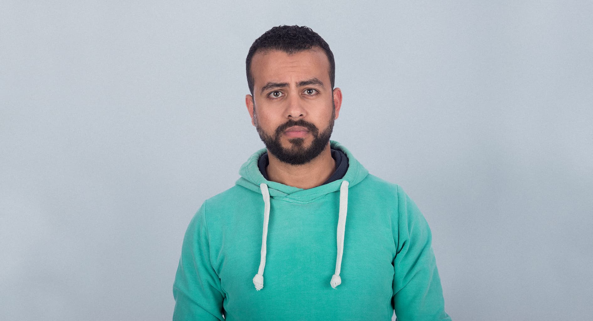 صورة شاب يستنكر تعرُّض العرب للعنصرية رغم أنها يجب أن توجَّه ضد السود فقط