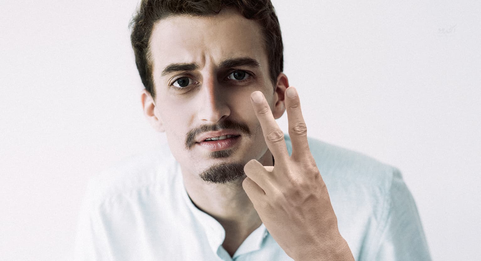 صورة شاب يؤكد أن سيجارته الإلكترونية نظيفة صحية بنكهات متنوِّعة لذيذة ولو سمحت أعطني سيجارة عادية