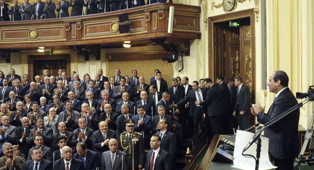 صورة البرلمان المصري يصوِّت على تعديل الدستور ليصبح مُعيَّنًا من قبل السيسي