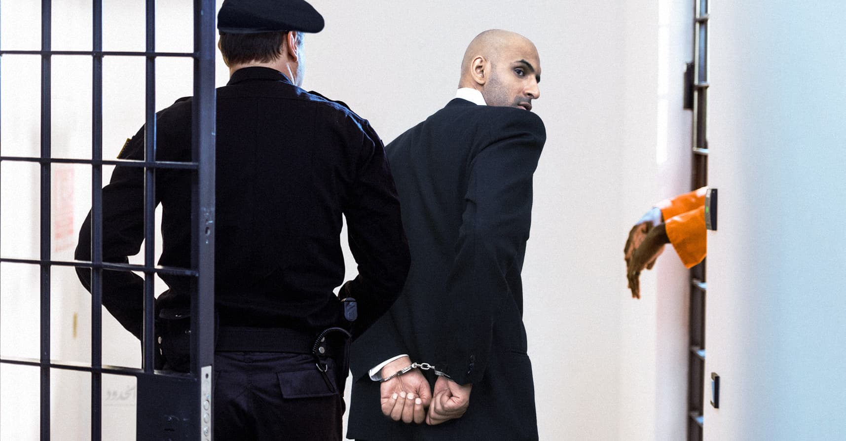 صورة الحكومة تلقي القبض على موالٍ لها من باب التغيير