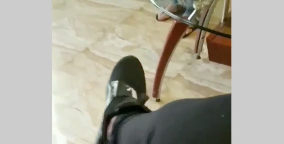 صورة جندي لبناني يساعد على نشر ثقافة الاعتذار بدعوة سيدة لتقبيل قدم زوجته