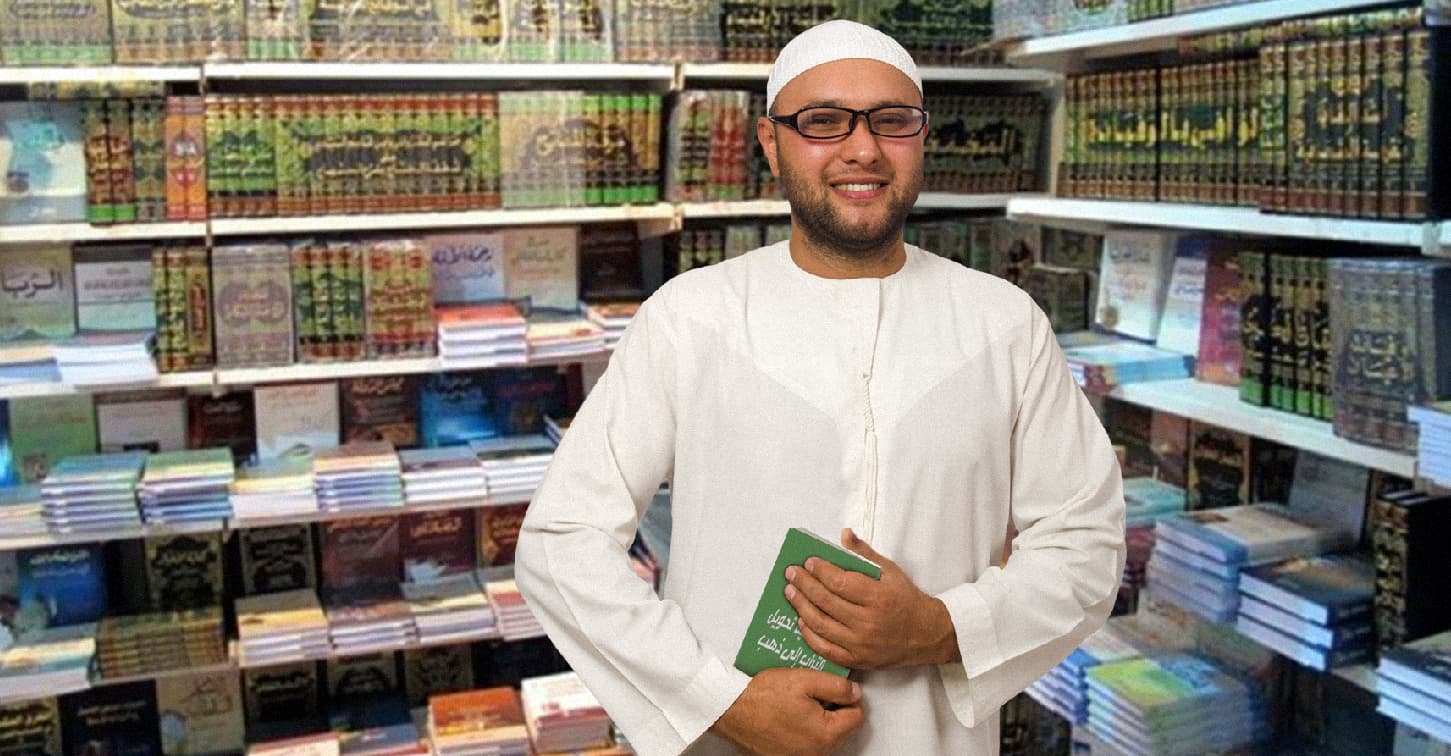 صورة شيخ يحقق ثروة ببيع كتيِّبات أدعية طلب الرزق