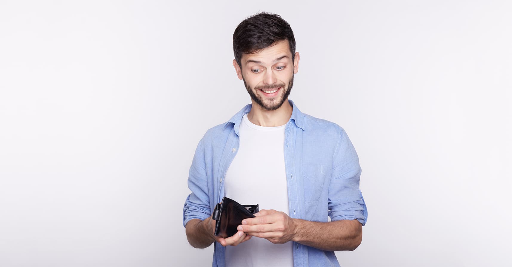 صورة مواطن يطالب راتبه أن يكبر ويصبح رجلاً ويتوقّف عن التصرّف وكأنه مجرد فكّة