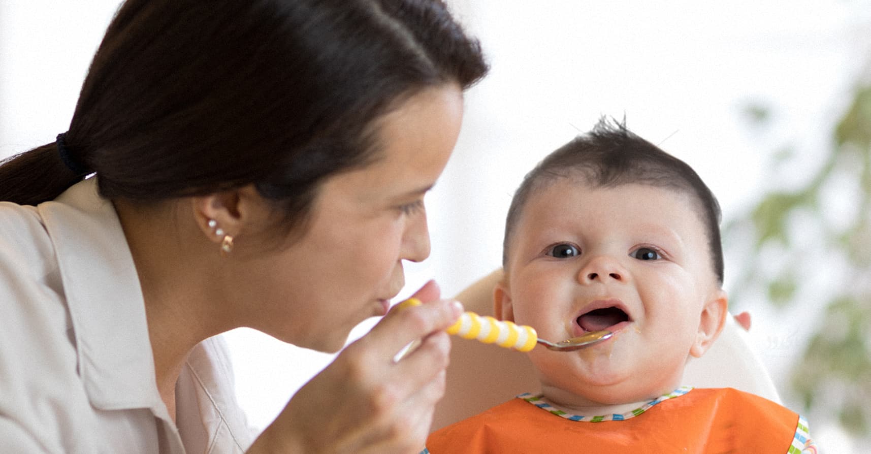 صورة أم تقلّد صوت الصاروخ وهي تطعم ابنها كي تهيّئه لمستقبله في المنطقة