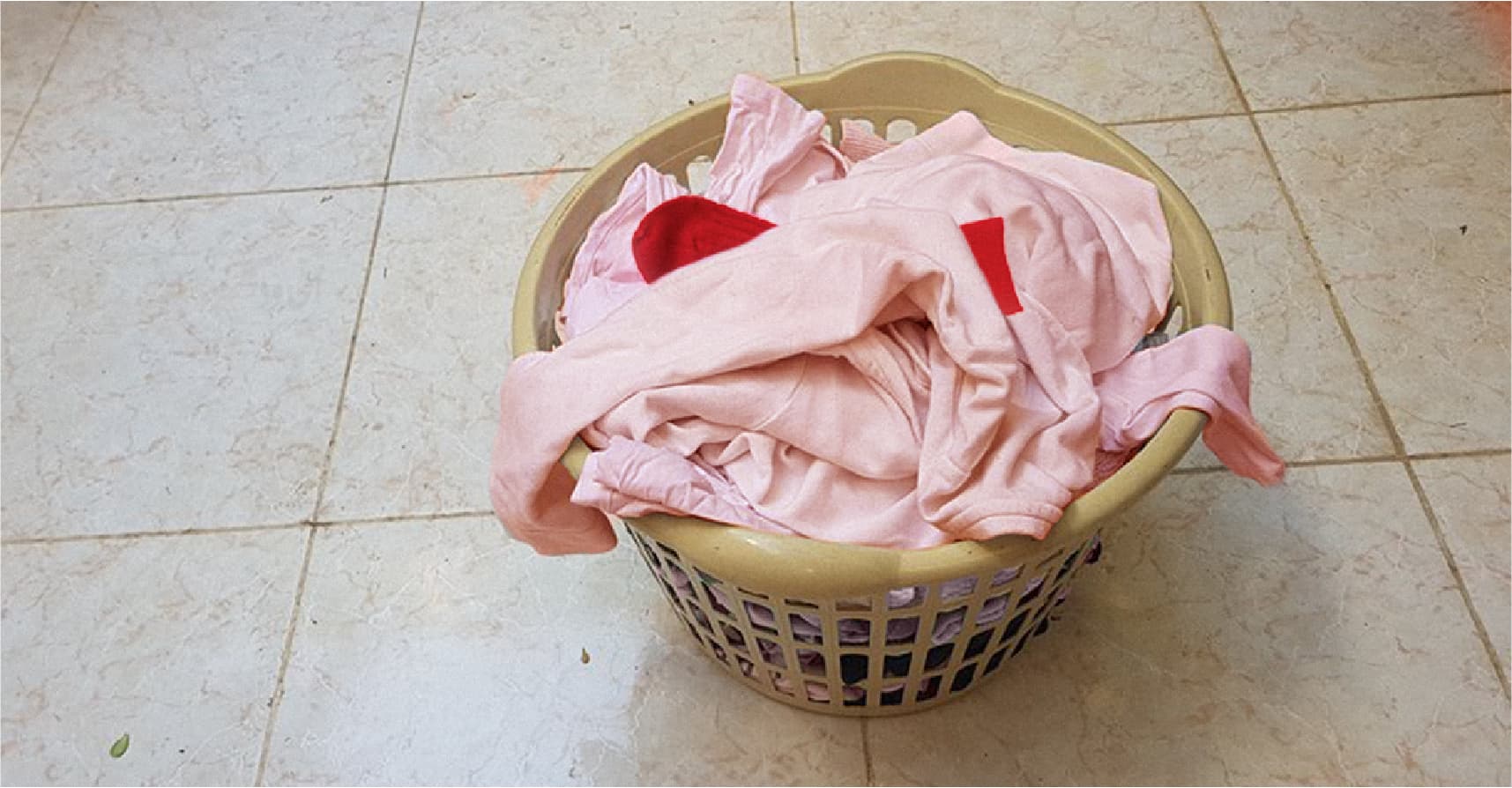 صورة جورب أحمر حقير يتسلّل للغسيل بين الملابس البيضاء