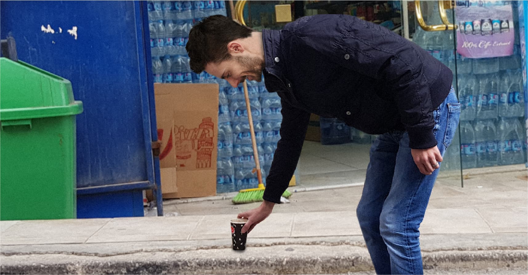 صورة مواطن متحضر يضع كأس القهوة بهدوء على الرصيف بدلا من رميها حرصاً على نظافة المدينة