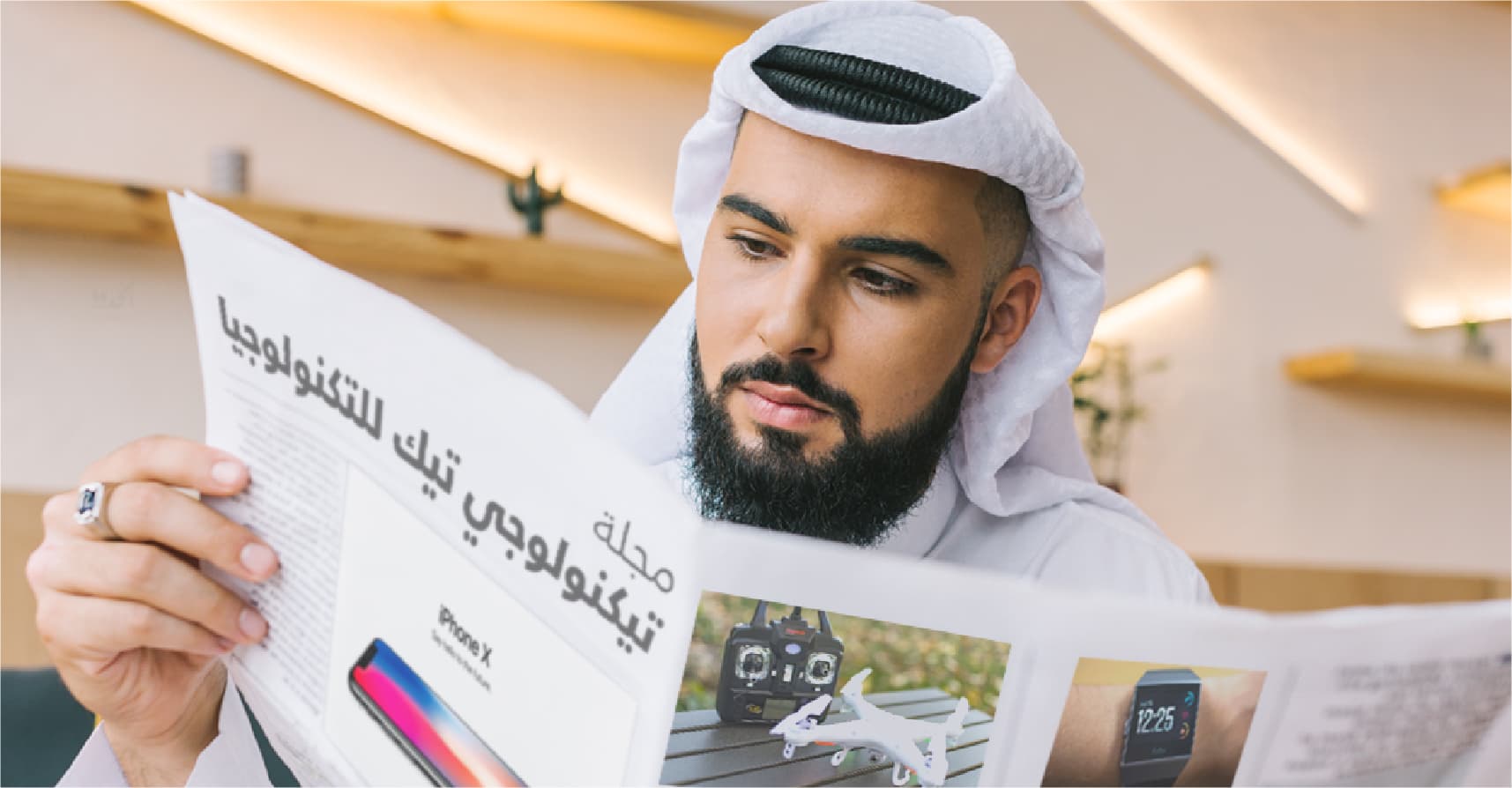 صورة شيخ عصري يتابع آخر أخبار العلوم والتكنولوجيا والاختراعات ليحرّمها أولاً بأول
