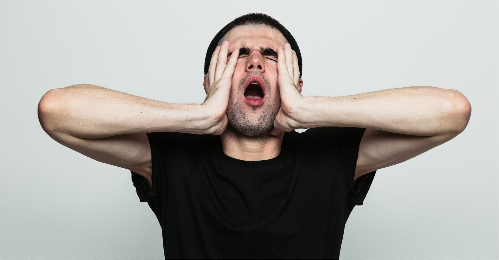 صورة شاب يؤكد ولمرة أخرى هذا اليوم أنَّه لا، وحياااااة أبوي لا أنوي مشاهدة تعريص جيم أوف خرا ثرونز