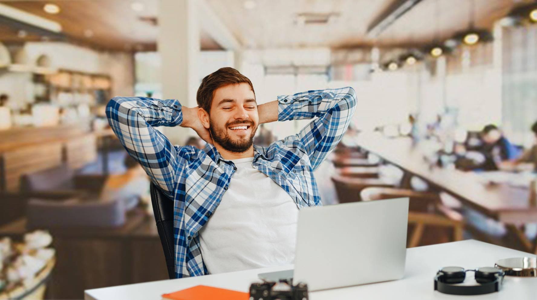 صورة شاب فاشل لا يجد ما يفعله فيقرر أن يصبح خبير مواقع تواصل إجتماعي