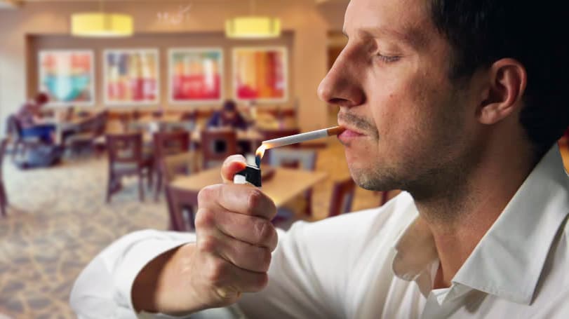 صورة شاب يؤكد أن العشرين سيجارة التي دخنها لا تعني أنه عاد للتدخين كونه لم يشترِها