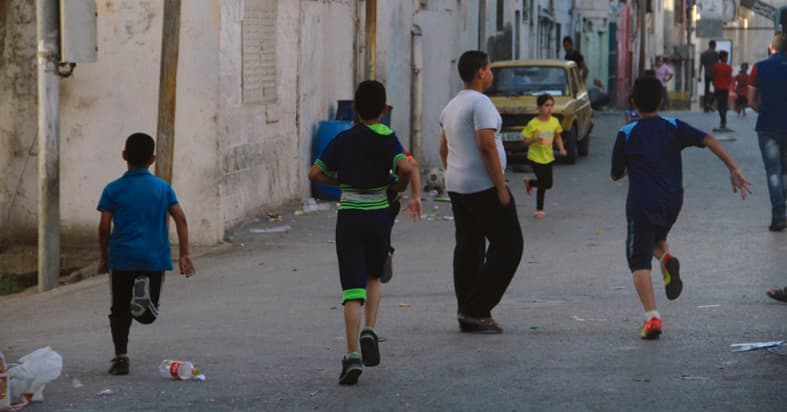 صورة أهالي يطالبون الحكومة ببناء ملاعب للأطفال على الرّغم من تزفيتها مئات الآلاف من الشوارع ليلعبوا عليها