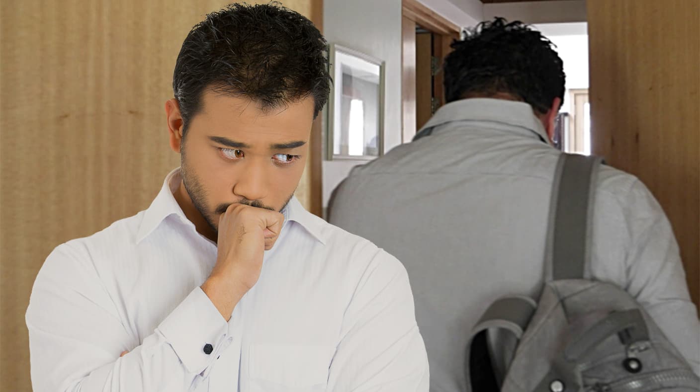 صورة شاب وقح يدخل بيت صديقه بعد أن طلب منه أن يتفضل