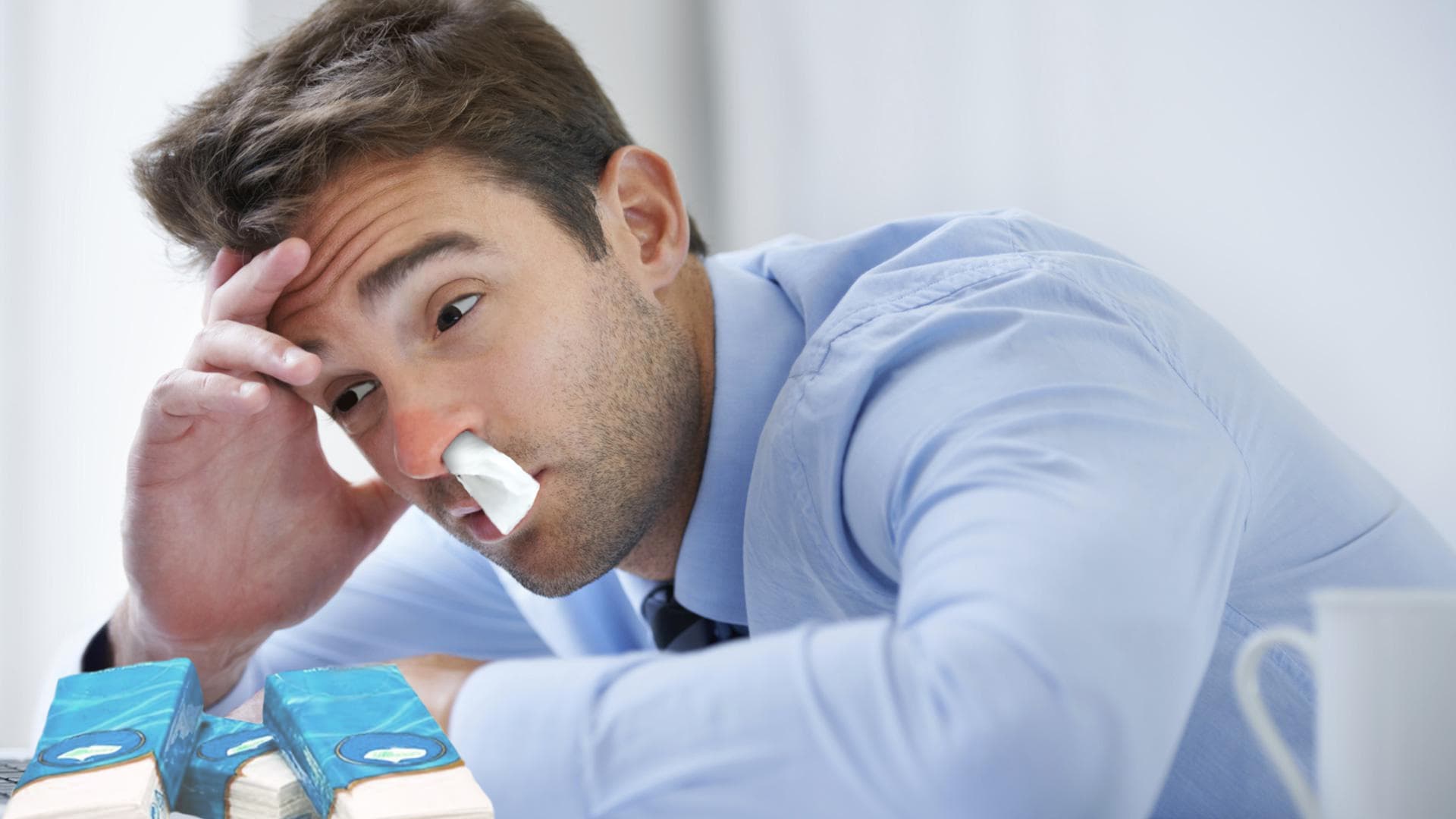 صورة القلق ينتاب شاباً مصاباً بالزُّكام بعد أن بقي معه أربع علب محارم فقط