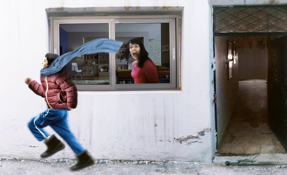 صورة أم تصاب بالهلع على ابنها من التّجمد حياً بعد أن هرب من بين يديها دون أن يرتدي معطفاً رابعاً