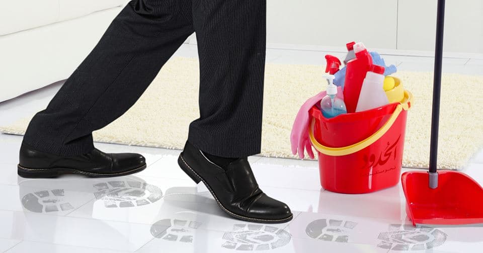 صورة شاب طائش يجازف ويدخل المنزل مرتدياً الحذاء أثناء تنظيف والدته الأرض