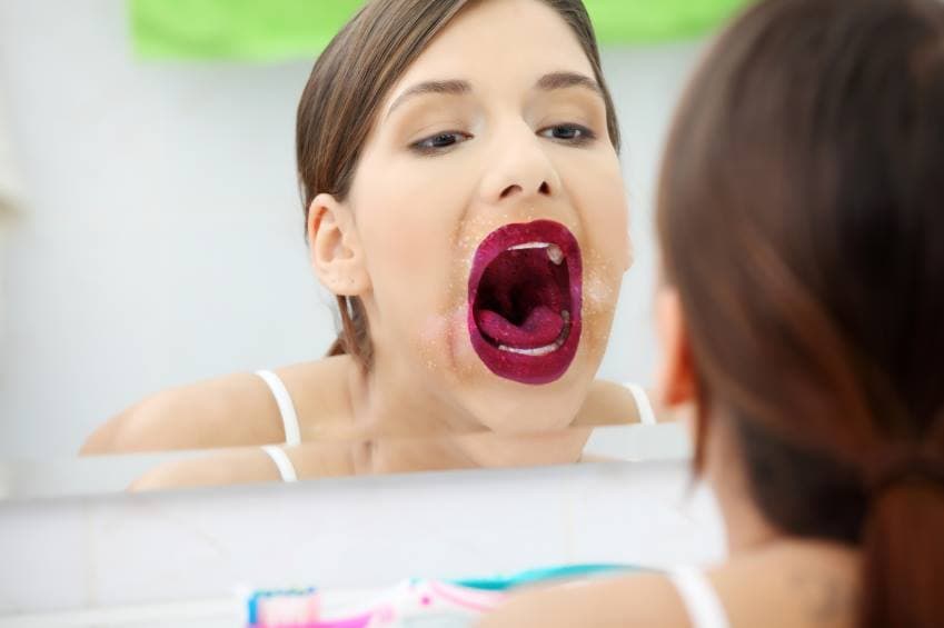 صورة فتاة تمكيج سقف حلقها ليصبح حتّى تثاؤبها جذاباً