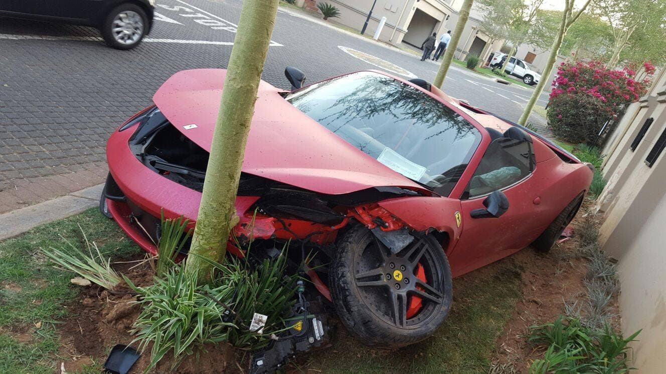 صورة شجرة تعترض سيّارة ابن وزير وتتسبب بحادث مروّع