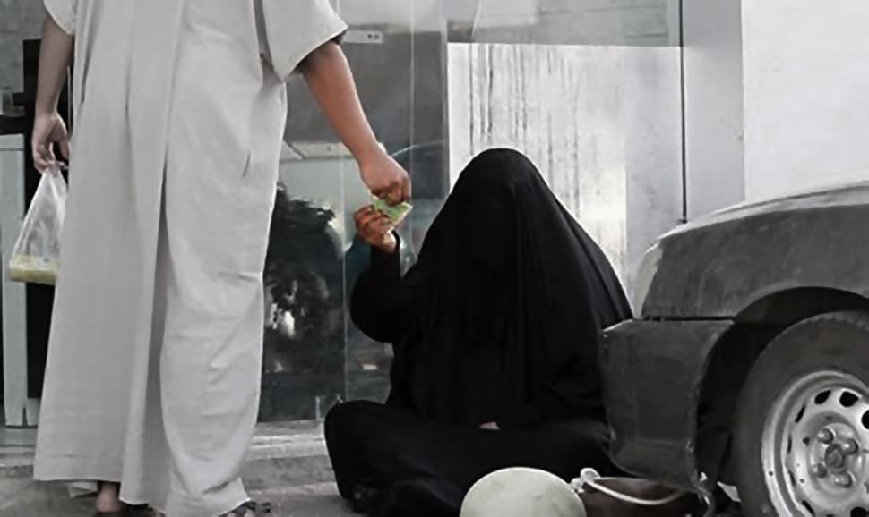 صورة متسولة تعيد فكّةً وتضيف إليها مبلغاً بسيطاً لرجل بعد أن علمت بأنّه معلّم مدرسة
