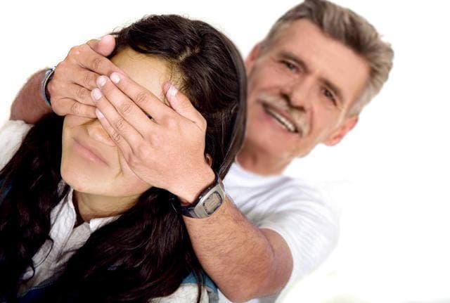 صورة أب يفاجئ ابنته بعريس بمناسبة إتمامها للمرحلة الابتدائية