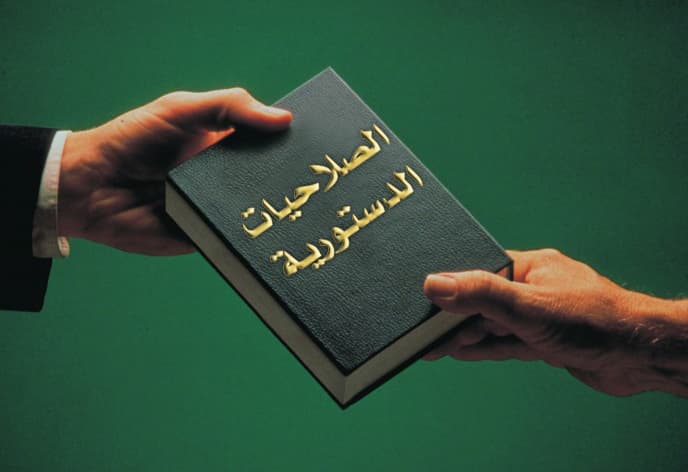 صورة الملك يسترجع صلاحياته التي أعارها للحكومة خلال الربيع العربي