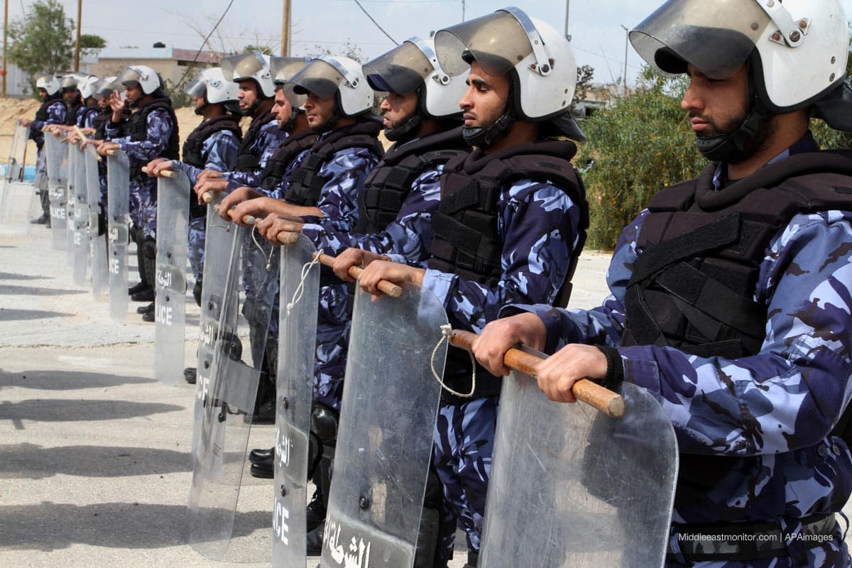 صورة فلسطين: أبو مازن يأمر الأجهزة الأمنية بالوقوف للمعلّم عند كل شارع