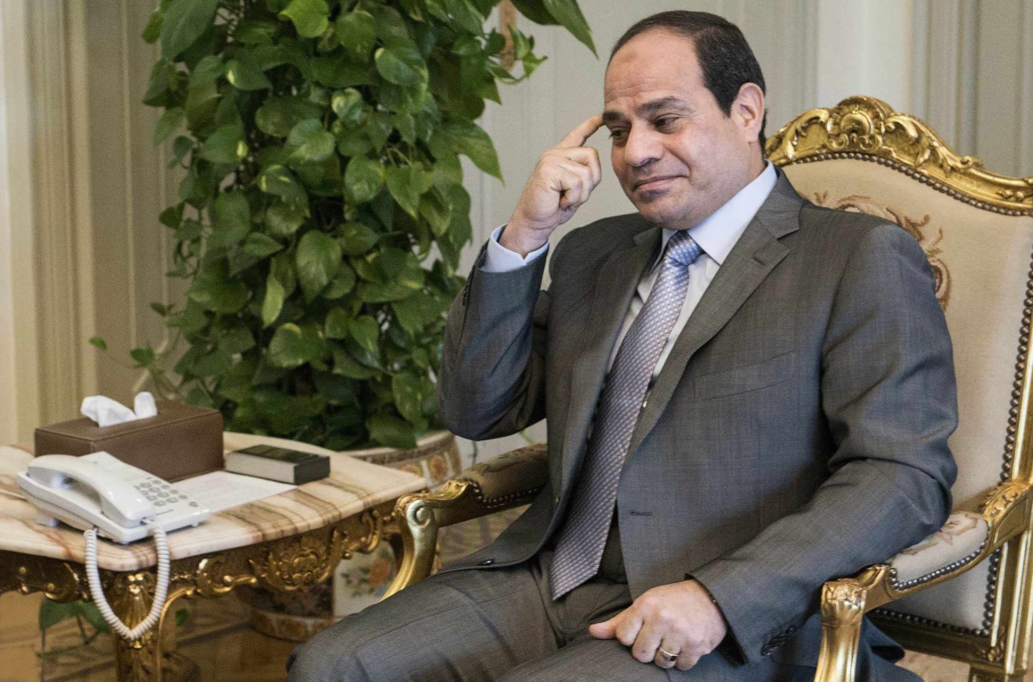 صورة السيسي يتلقى عروض شراء من السيرك الروسي ومجلة بلاي بوي ولبنان
