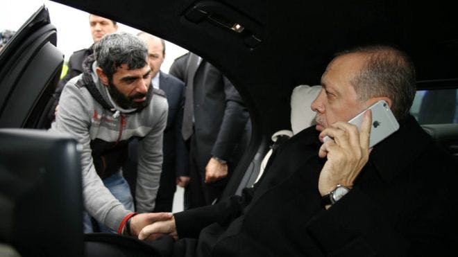 صورة أردوغان يرغم رجلاً على البقاء على قيد الحياة