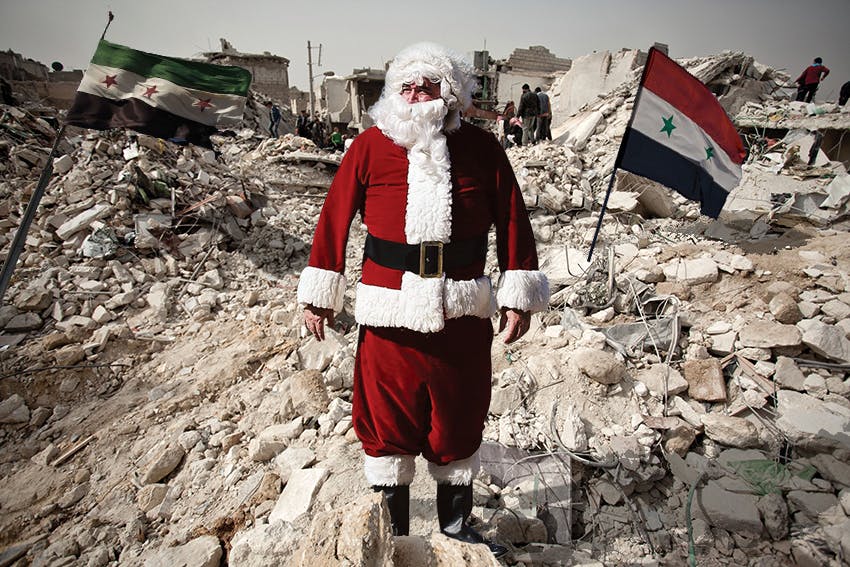 صورة بابا نويل يهبط في سوريا بالخطأ معتقداً أنها مدخنة