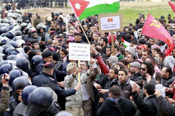 صورة الأحزاب الأردنية تقيم مجموعة عروض خلابة أمام السفارة الإسرائيلية
