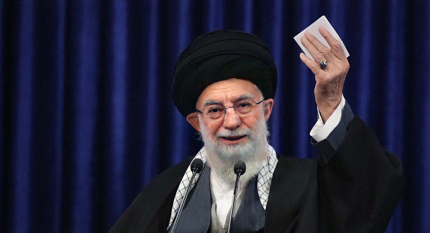 صورة خامنئي للإيرانيين: فصّلت لكم طقم مرشحين يأخذ العقل