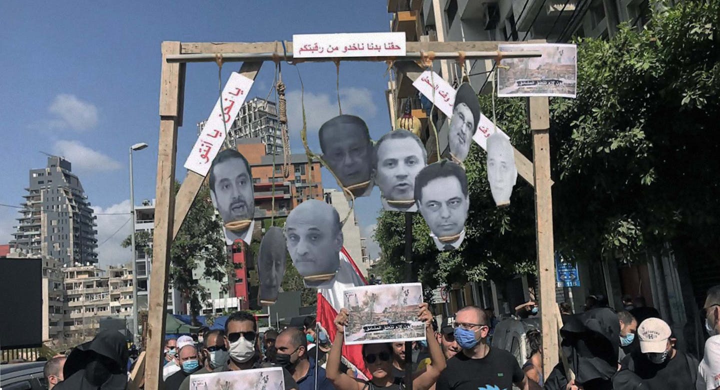 صورة قصة كفاح: مسؤولون لبنانيون يجاهدون للبقاء رغم كره الجميع لهم