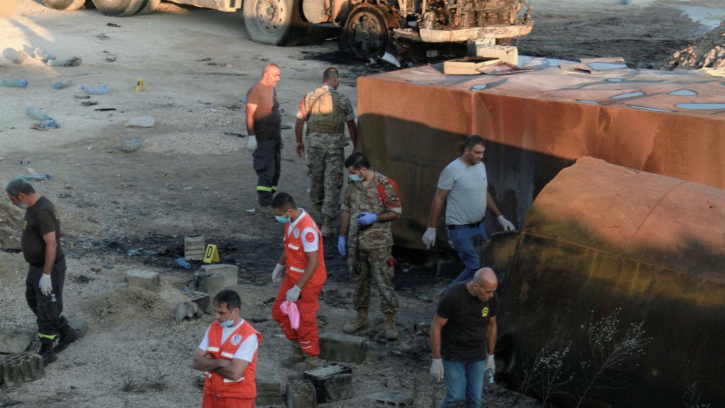 صورة الرئيس عون يضرم النار بفقراء عكار احتجاجاً على مصادرة الجيش وقوده المهرّب