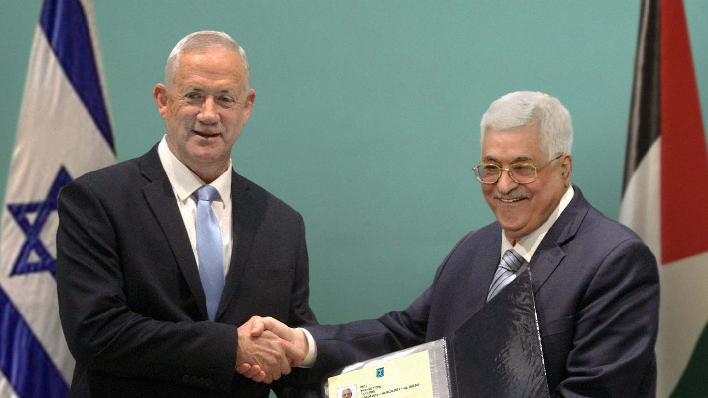 صورة إسرائيل تُجدّد رخصة قيادة محمود عباس للسلطة