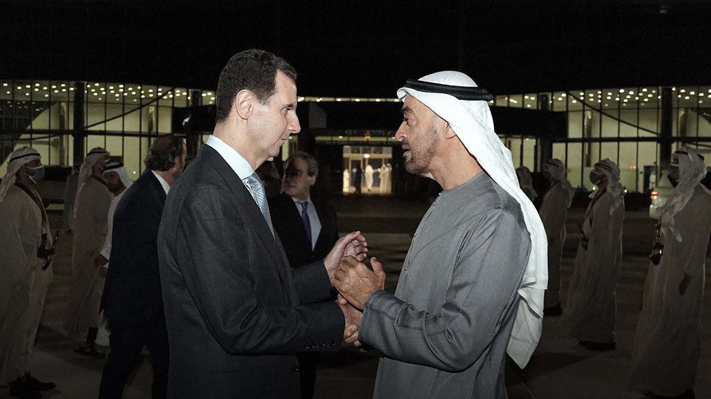 صورة الأسد في زيارة تاريخية لمحور الرجعية البترودولاري الإمبريالي