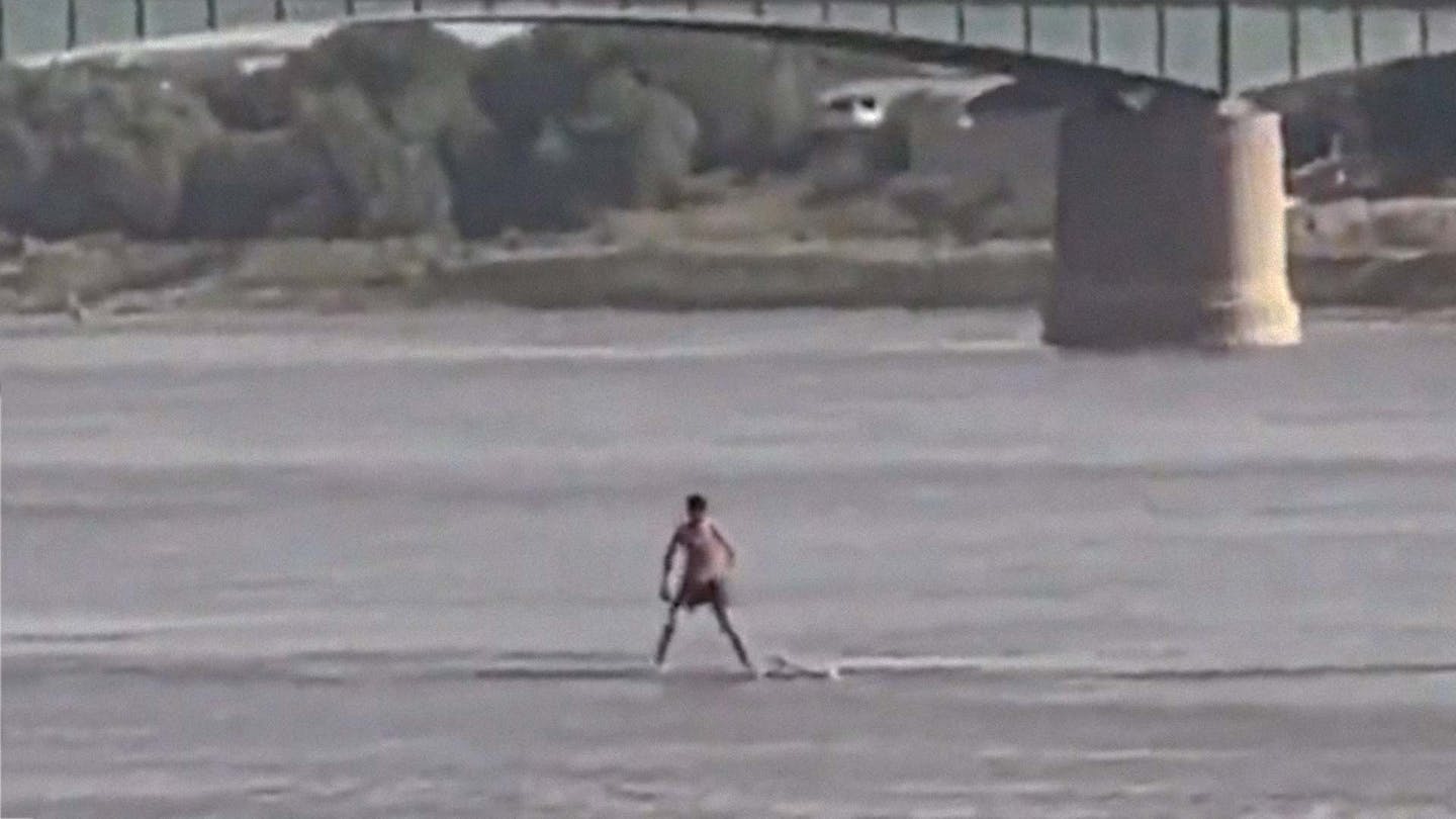 صورة  السلطات العراقية تحقق بفيديو شخص تعتقد أنه نبي جديد يمشي على مياه نهر دجلة الجارفة